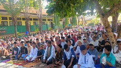 Keluarga Besar MTsN 1 Flotim Peringati Maulid Nabi Muhammad SAW 1444 H